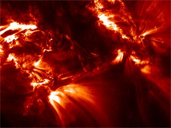 太阳耀斑——由TRACE卫星拍摄。 