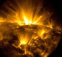 由TRACE卫星拍摄的太阳耀斑图片。